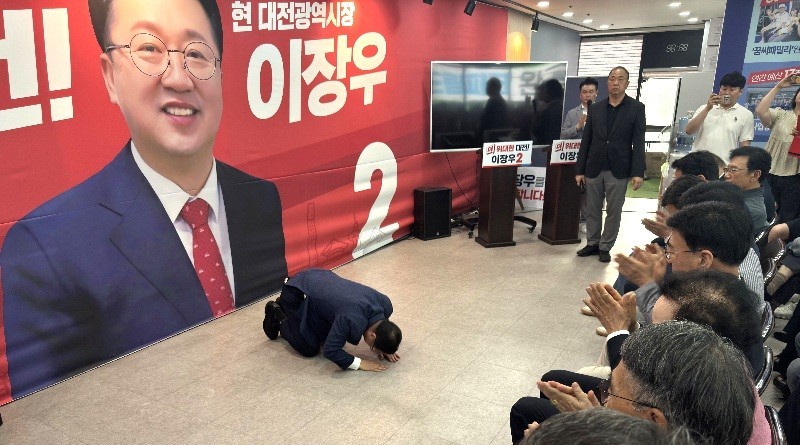 큰절로 책임 인정한 이장우…“승리보다 중요한 건 대전 미래”