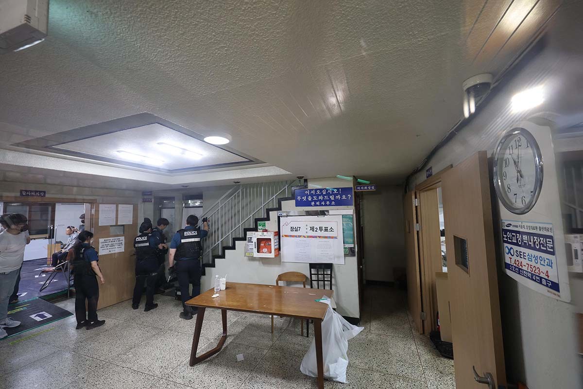 6·3 지방선거 본투표일인 3일 투표용지 부족으로 투표시간이 오후 10시까지 연장된 서울 송파구 잠실7동 제2투표소에 투표 종료 후 경찰들이 들어가고 있다. / 뉴스1