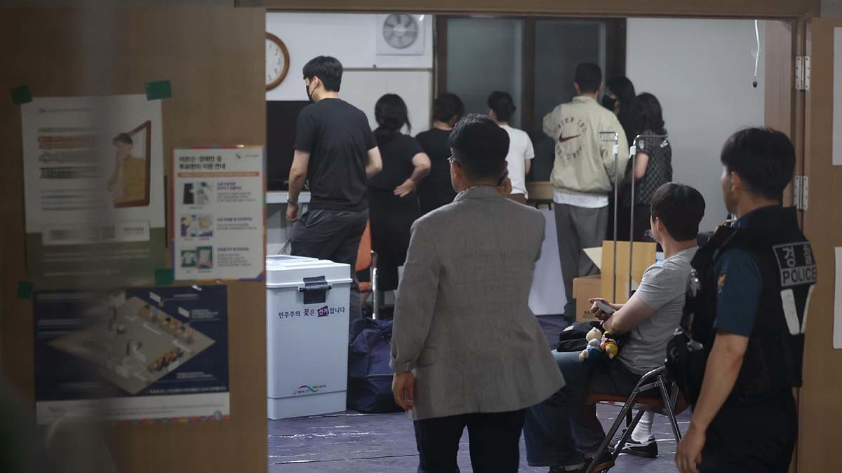 6·3 지방선거 본투표일인 3일 투표용지 부족으로 투표시간이 오후 10시까지 연장된 서울 송파구 잠실7동 제2투표소에서 투표 종료 후 투표함 이송이 지연되고 있다. / 뉴스1