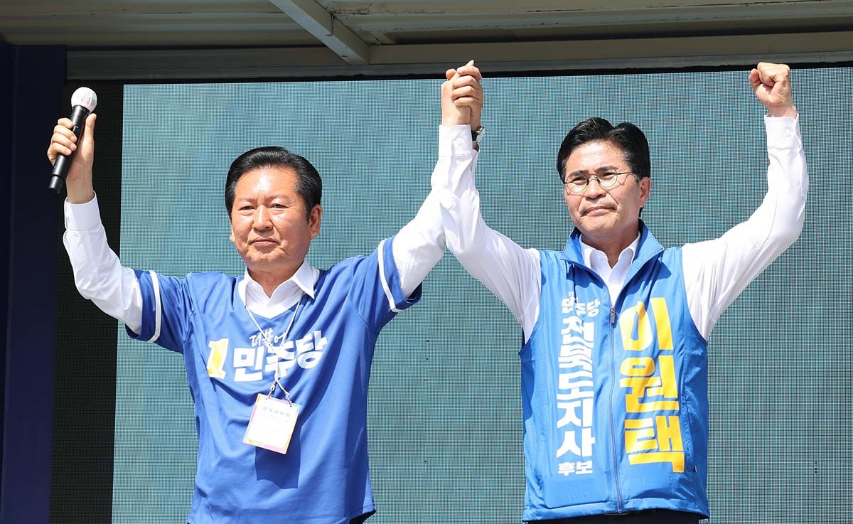 정청래 더불어민주당 총괄상임선대위원장(왼쪽)이 5월 25일 전북 전주시 전북대학교 구정문 앞에서 열린 집중유세에 참석해 이원택 민주당 전북도지사 후보 지지를 호소하고 있다./ 뉴스1