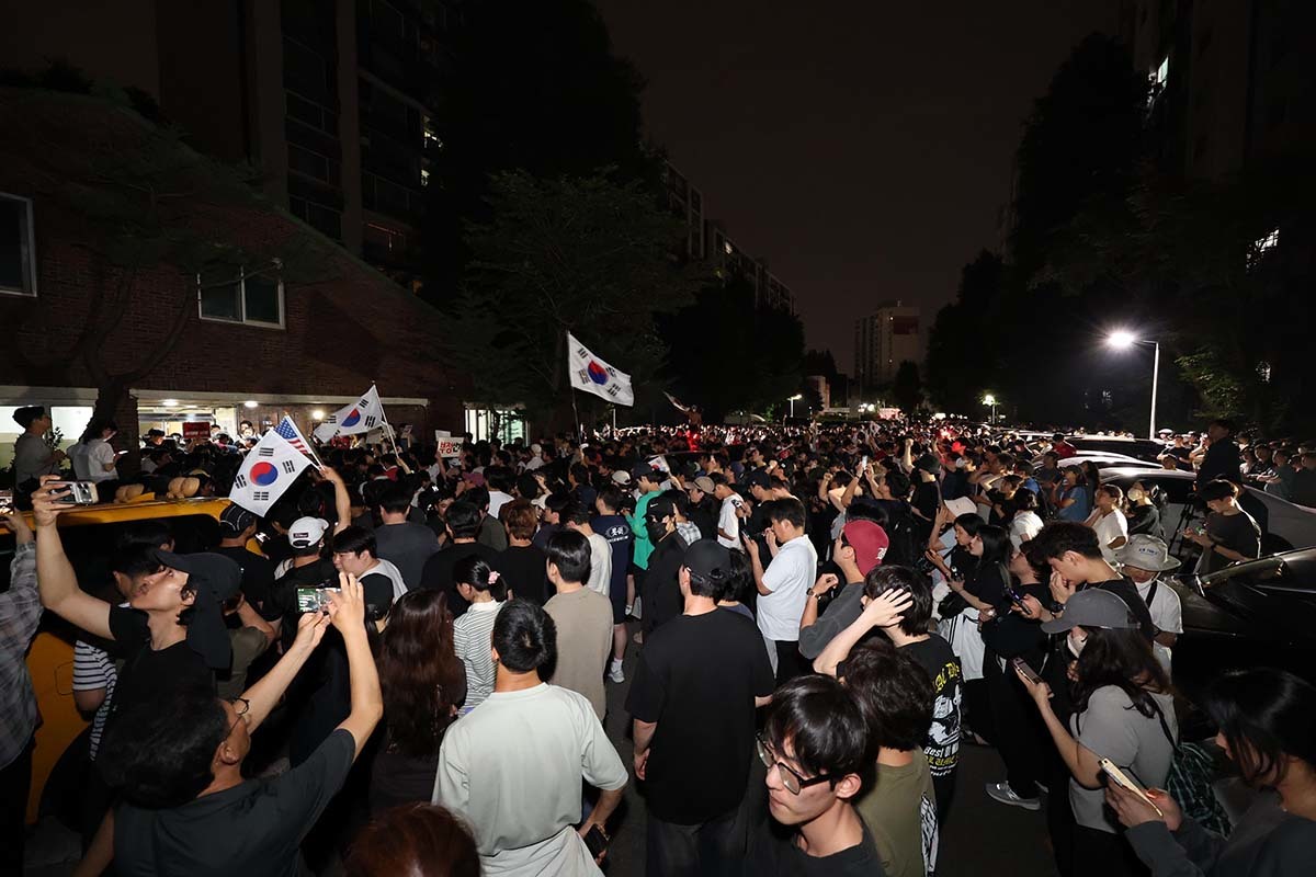 부정선거 주장 시위대, 선관위에 집결 “선거 무효” “개표 중단” 외쳐