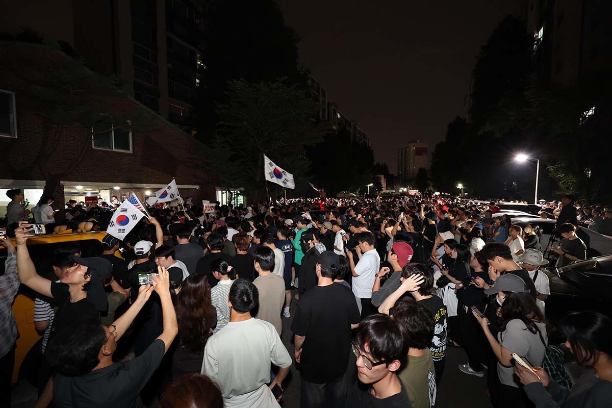 4일 새벽 제9회 전국동시지방선거 및 국회의원 재·보궐선거 본투표일에 투표용지 부족으로 투표 시간이 오후 10시까지 연장됐던 서울 송파구 잠실7동 제2투표소 앞에서 투표용지 부족 사태에 항의하는 시민 등이 모여 있다. / 뉴스1