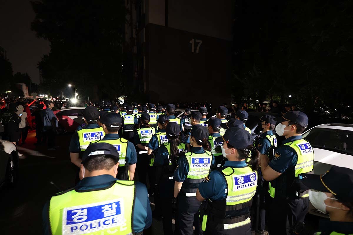 제9회 전국동시지방선거 및 국회의원 재·보궐선거 본투표일에 투표용지 부족으로 투표 시간이 오후 10시까지 연장됐던 서울 송파구 잠실7동 제2투표소에 4일 새벽 경찰기동대가 배치되고 있다. / 뉴스1