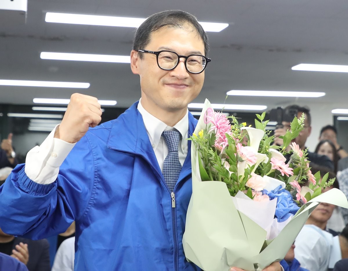 김상욱 더불어민주당 울산시장 후보가 당선이 확실시 되자 꽃다발을 들고 환호하고 있는 모습 / 뉴스1