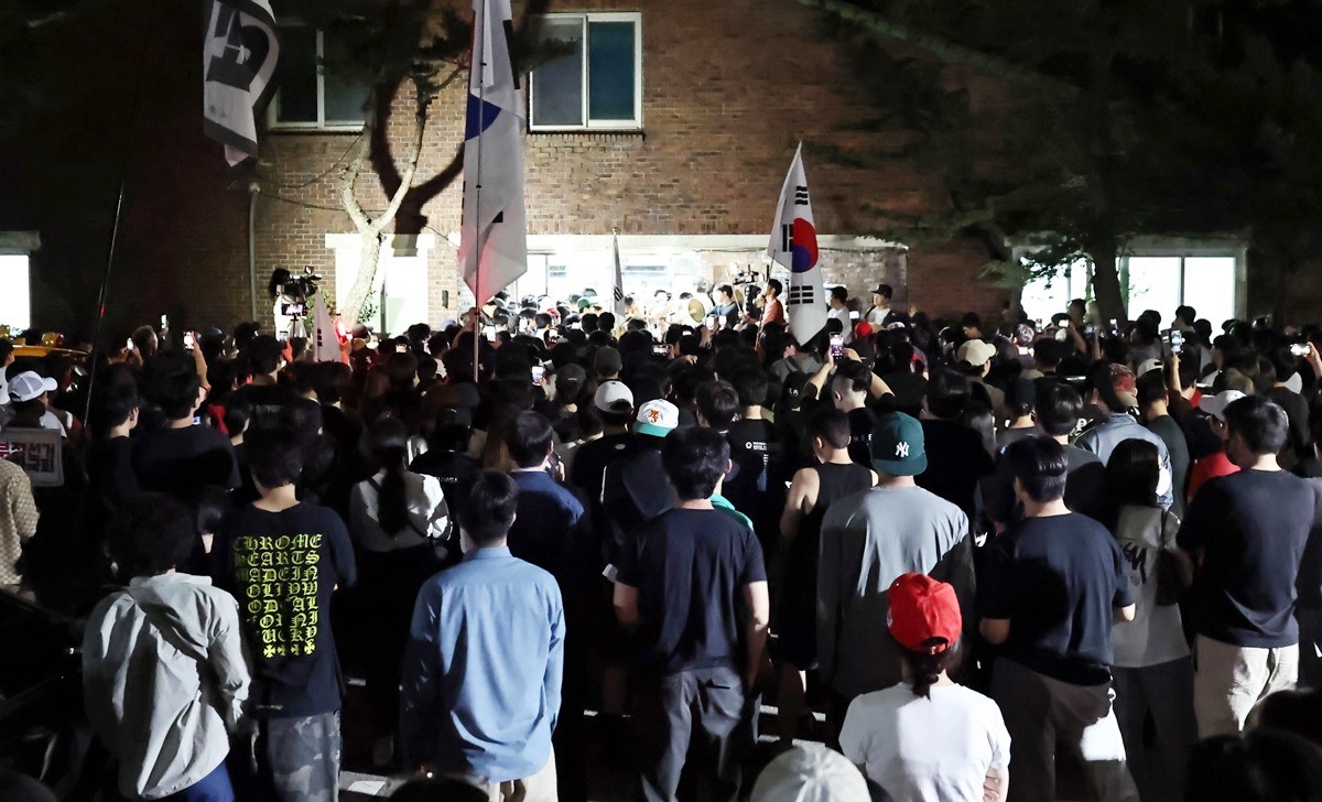 투표용지 부족으로 투표 시간이 3일 오후 10시까지 연장됐던 서울 송파구 잠실7동 제2투표소 앞으로 시민들이 항의하며 구호를 외치고 있다. / 연합뉴스