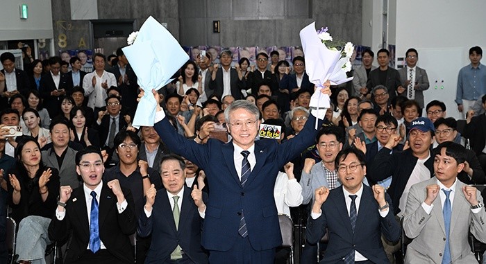 더불어민주당 민형배 전남광주통합특별시장 후보가 3일 오후 광주 서구 마륵동에 있는 선거사무소에서 당선이 확정되자 꽃다발을 들고 환호하고 있다. / 노해섭 기자