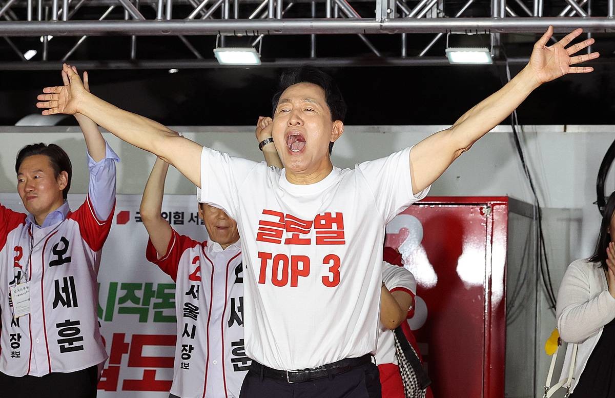 오세훈 국민의힘 서울시장 후보가 지난 2일 서울 서대문구 신촌역 스타광장에서 열린 파이널 유세에서 지지를 호소하고 있다 / 뉴스1