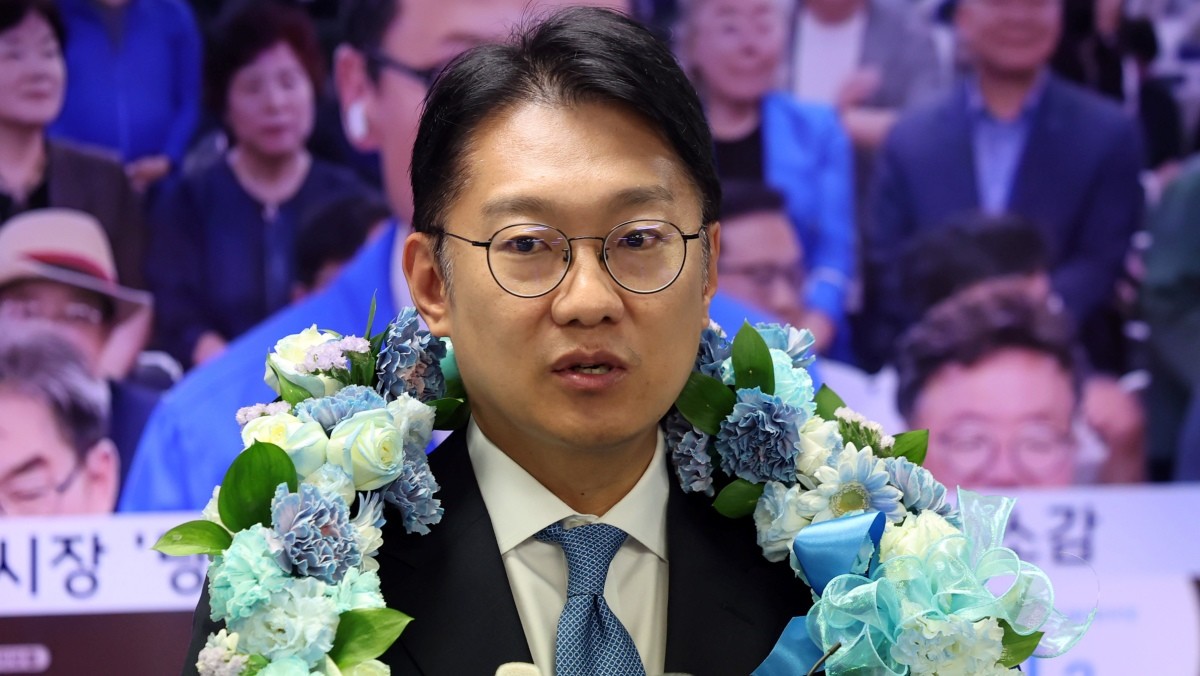 김남준 더불어민주당 계양을 국회의원 보궐선거 후보가 4일 계양구 선거사무소에서 당선이 확실해지자 소감을 밝히고 있다. / 뉴스1