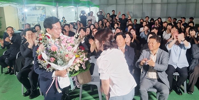박병규 광주시 광산구청장 후보가 당선이 확정되자 꽃다발을 받고 활짝 웃고 있다. / 박병규 광주시 광산구청장 당선인