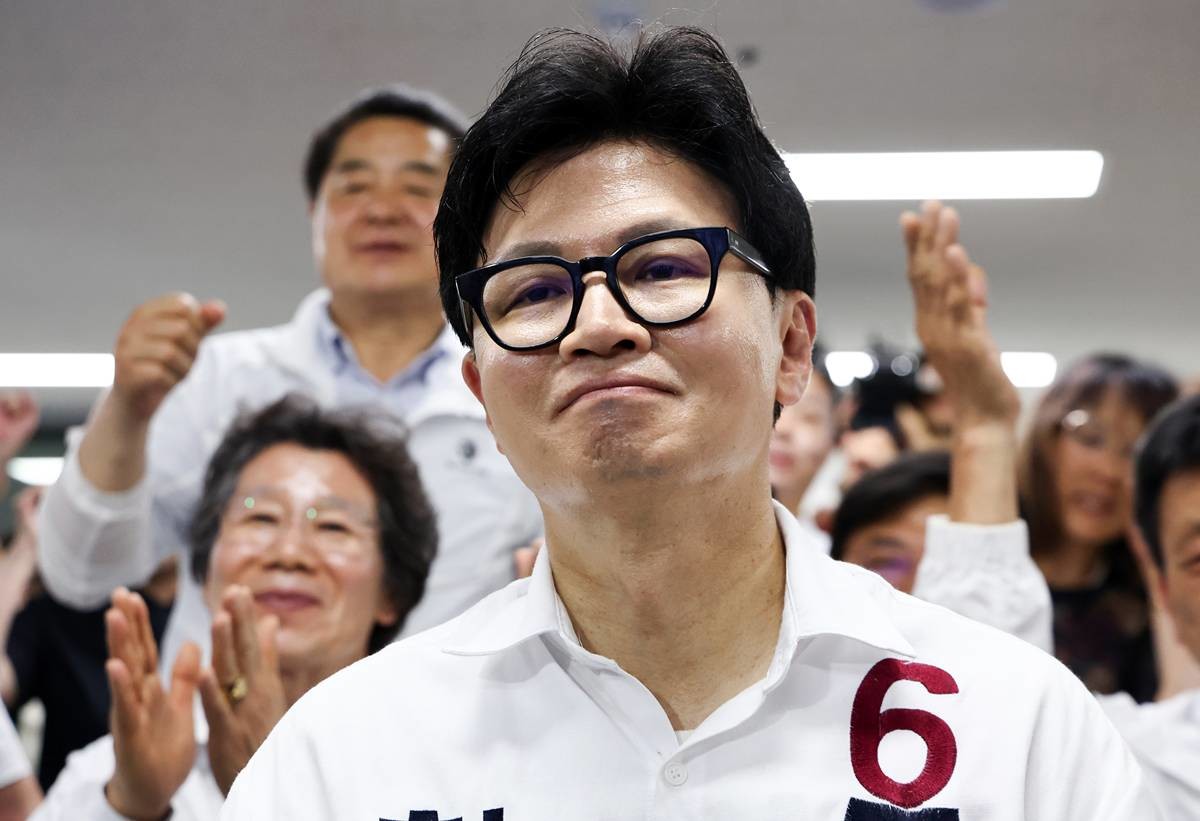 한동훈 무소속 부산 북구갑 국회의원 후보가 4일 새벽 부산 북구 선거사무소에서 당선이 확정되자 미소를 짓고 있다 / 뉴스1