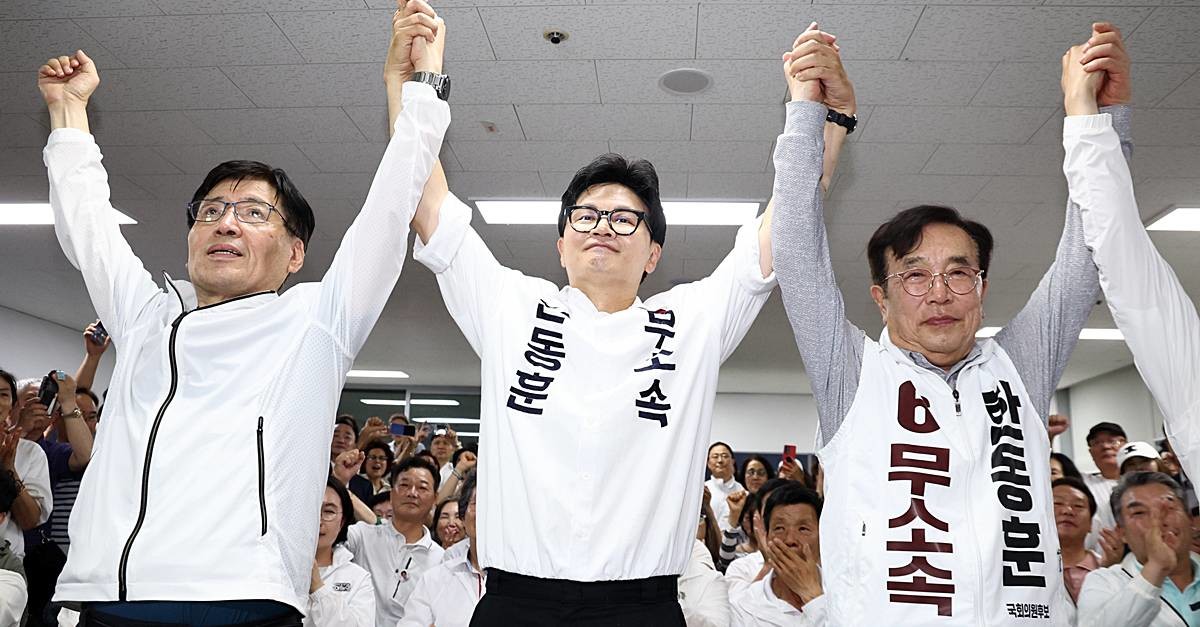 한동훈 무소속 부산 북구갑 국회의원 후보가 4일 새벽 부산 북구 선거사무소에서 당선이 확정되자 감사인사를 하고 있다 / 뉴스1