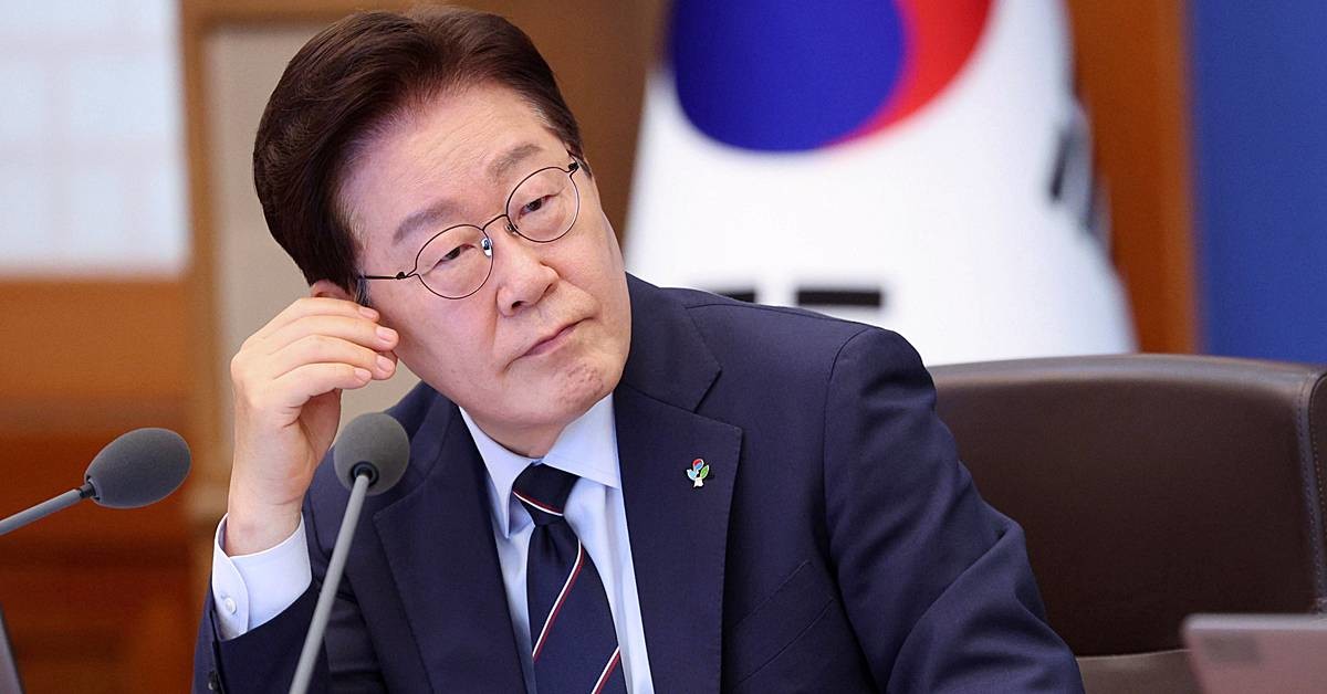 이재명 대통령이 지난 2일 청와대에서 열린 국무회의 겸 비상경제점검회의에서 부처별 보고를 받고 있다 / 청와대통신사진기자단, 뉴스1