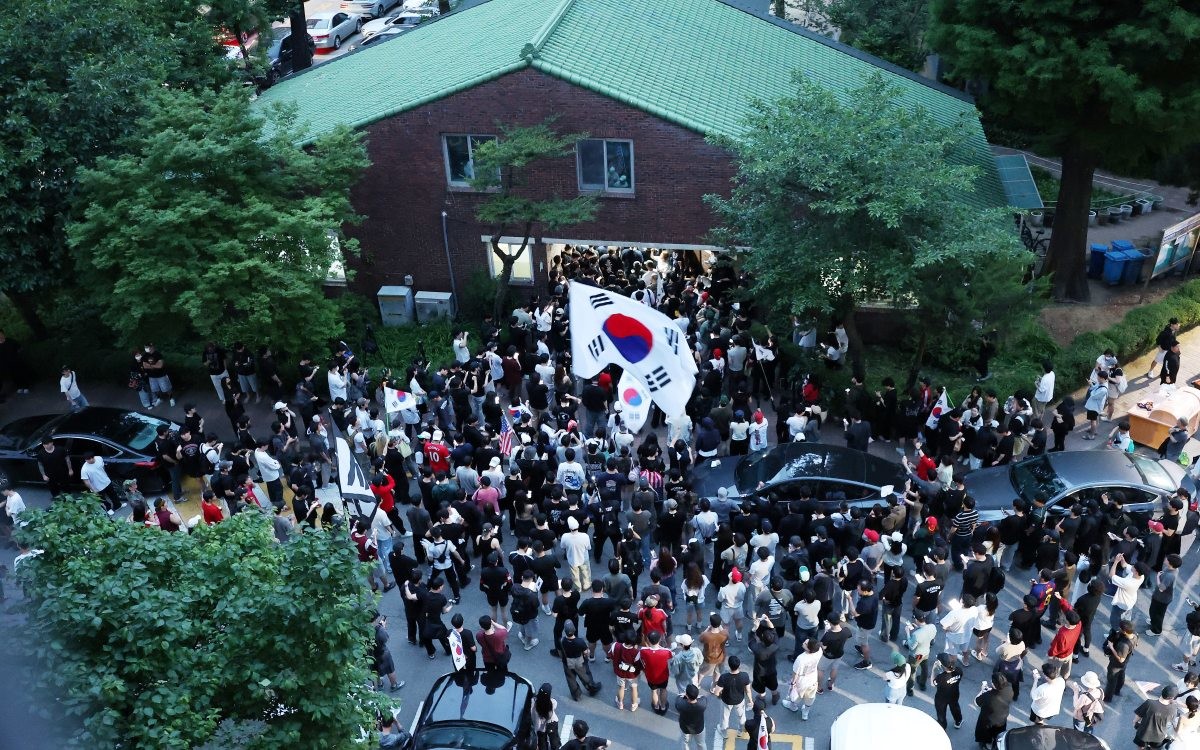 제9회 전국동시지방선거 및 국회의원 재·보궐선거 본투표일에 투표용지 부족으로 투표 시간이 오후 10시까지 연장됐던 서울 송파구 잠실7동 제2투표소 앞에 4일 새벽 투표용지 부족 사태에 항의하는 시민들이 모여 '부정선거'를 외치고 있다. / 뉴스1