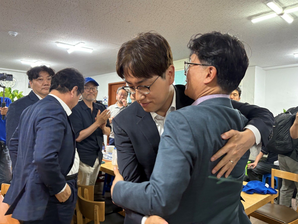 부산 북구갑 국회의원 보궐선거에 출마한 하정우 더불어민주당 후보가 4일 새벽 부산 북구 구포동 선거캠프를 찾아 패배를 인정하며 지지자들과 포옹하고 있다. / 뉴스1