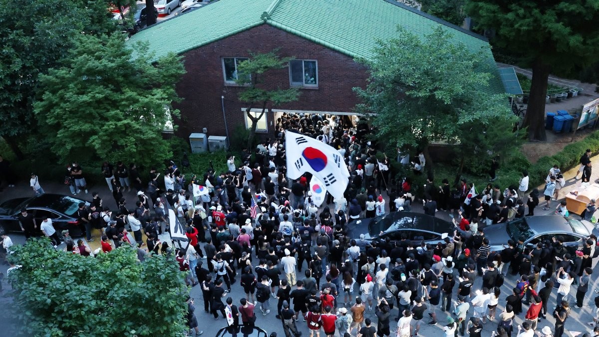 제9회 전국동시지방선거 및 국회의원 재·보궐선거 본투표일에 투표용지 부족으로 투표 시간이 오후 10시까지 연장됐던 서울 송파구 잠실7동 제2투표소 앞에 4일 새벽 투표용지 부족 사태에 항의하는 시민들이 모였다. / 뉴스1
