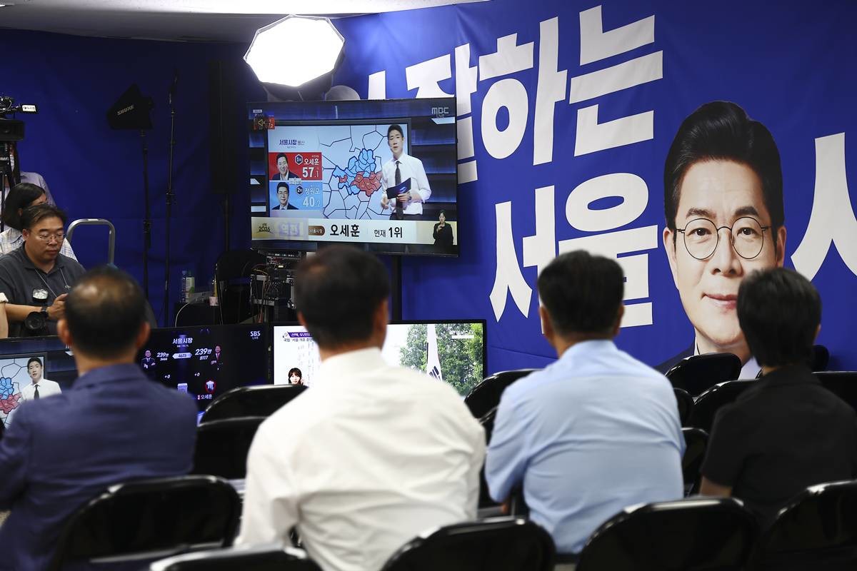 4일 오전 서울 중구 세종대로 정원오 더불어민주당 서울시장 후보 선거상황실에서 지지자와 캠프 관계자들이 오세훈 국민의힘 서울시장 후보의 역전을 알리는 개표 중계 방송을 지켜보고 있다 / 뉴스1