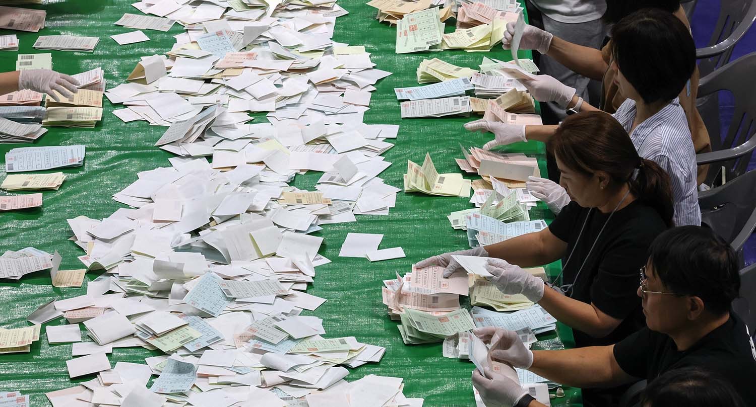 제9회 전국동시지방선거가 실시된 3일 대전 중구 한밭체육관에 마련된 개표소에서 개표 사무원들이 투표용지를 분류하고 있다.  / 뉴스1