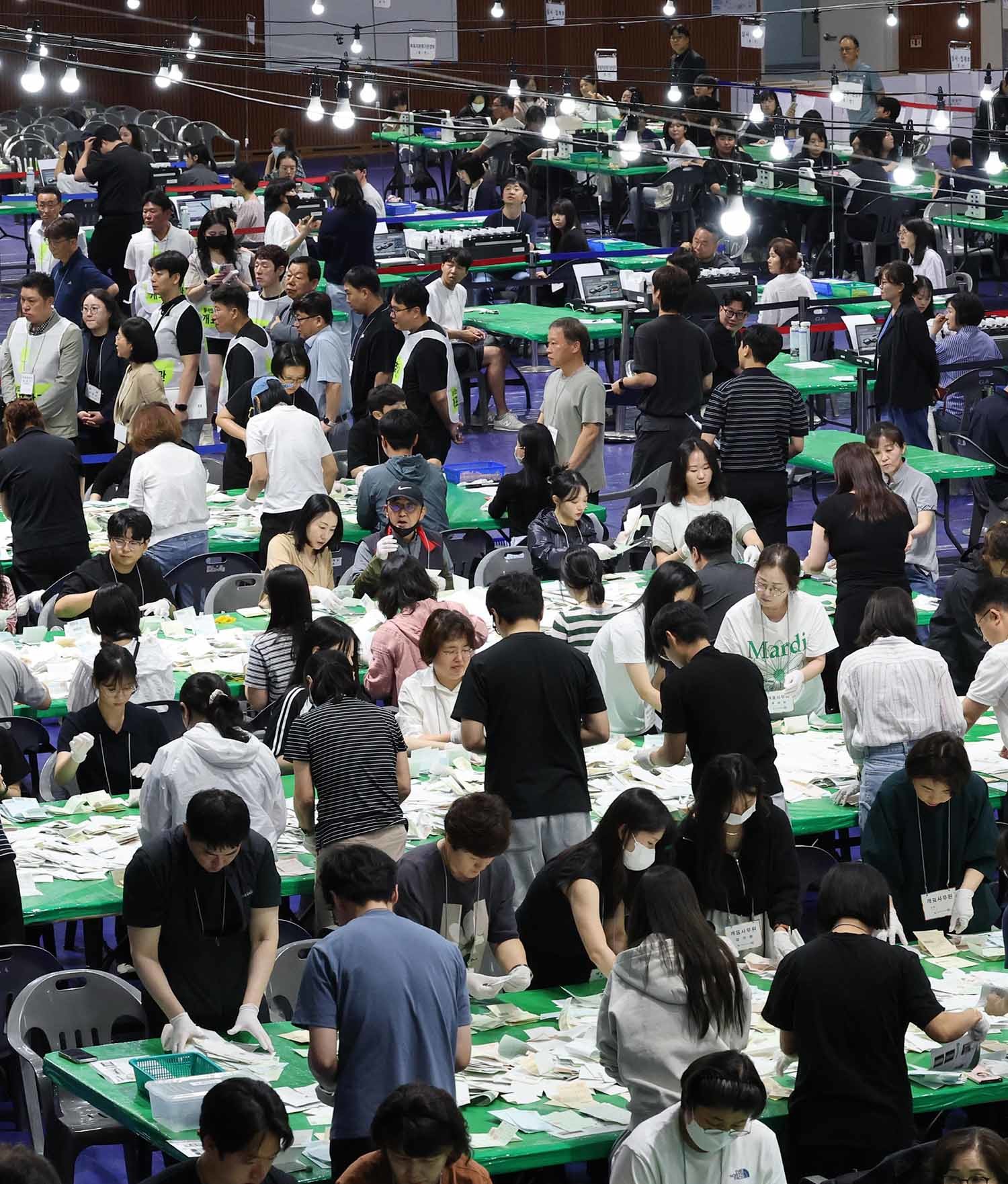 제9회 전국동시지방선거가 실시된 3일 대전 중구 한밭체육관에 마련된 개표소에서 개표 사무원들이 투표용지를 분류하고 있다. / 뉴스1