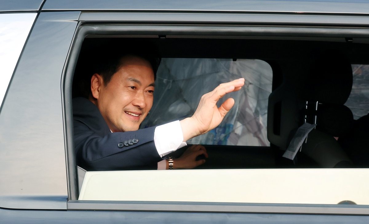 장동혁 국민의힘 대표가 4일 오전 경기 과천 중앙선거관리위원회을 나서며 투표용지 부족 사태와 관련 집회 참가자들에게 인사하고 있다. / 뉴스1