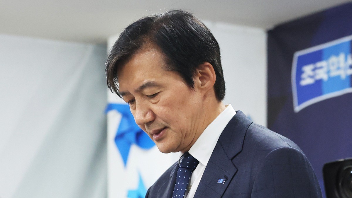 경기 평택을 국회의원 재선거에 출마한 조국혁신당 조국 후보가 4일 경기 평택시 선거사무소에서 선거 패배를 인정하고 있다. / 뉴스1