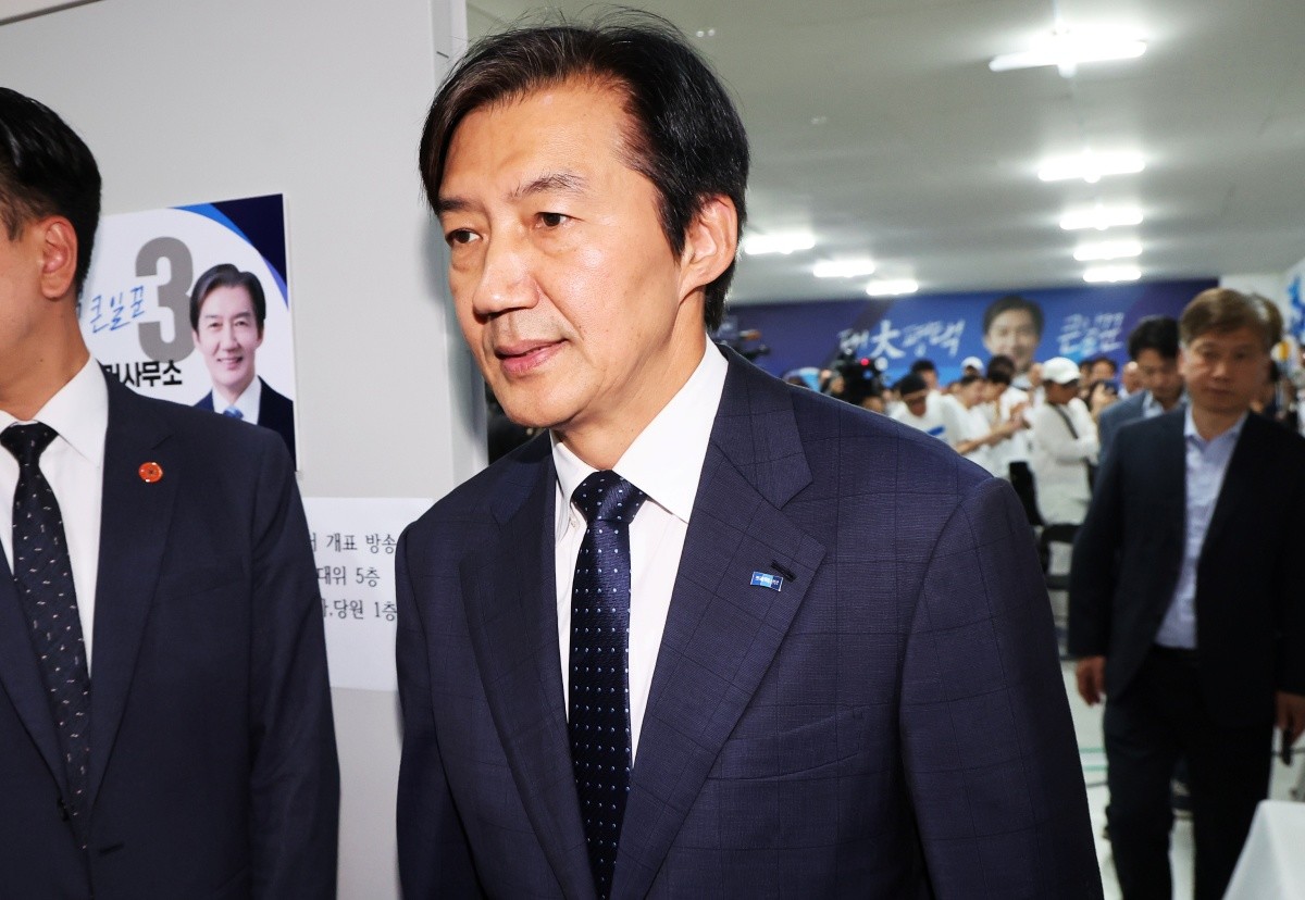 경기 평택을 국회의원 재선거에 출마한 조국혁신당 조국 후보가 4일 경기 평택시 선거사무소에서 선거 패배를 인정한 후 캠프를 나서고 있다. / 뉴스1