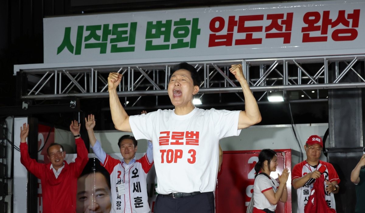 오세훈 국민의힘 서울시장 후보가 지난 2일 서울 서대문구 신촌역 스타광장에서 열린 파이널 유세에서 지지를 호소하고 있다.  / 뉴스1