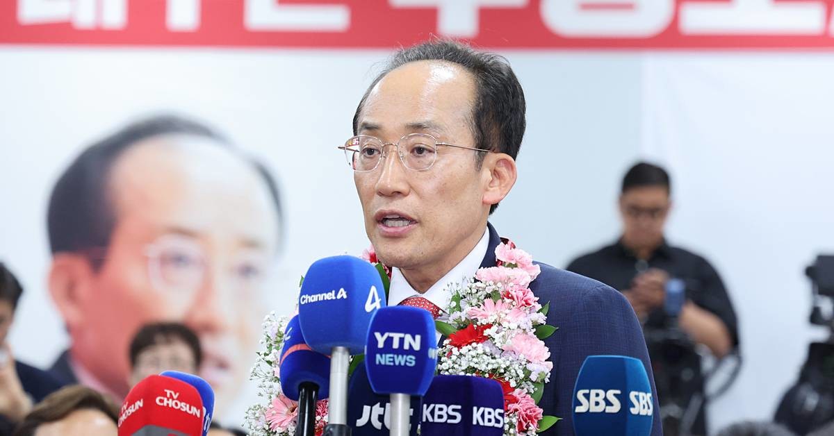 추경호 국민의힘 대구시장 후보가 4일 대구 수성구 자신의 선거사무소에서 당선 인터뷰를 하고 있다 / 뉴스1