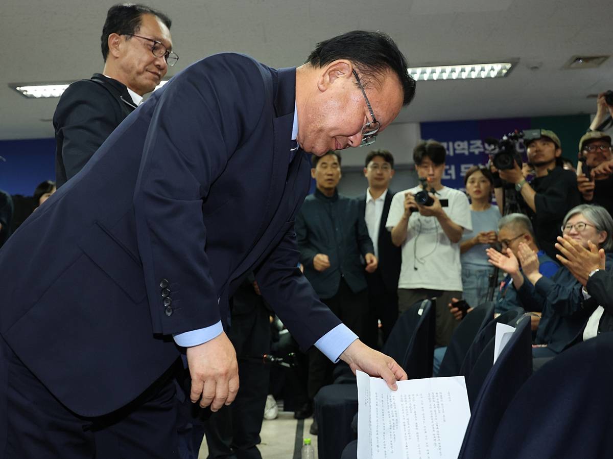 김부겸 더불어민주당 대구시장 후보가 4일 오전 대구 달서구 선거캠프에서 낙선 인사를 하고 있다 / 뉴스1