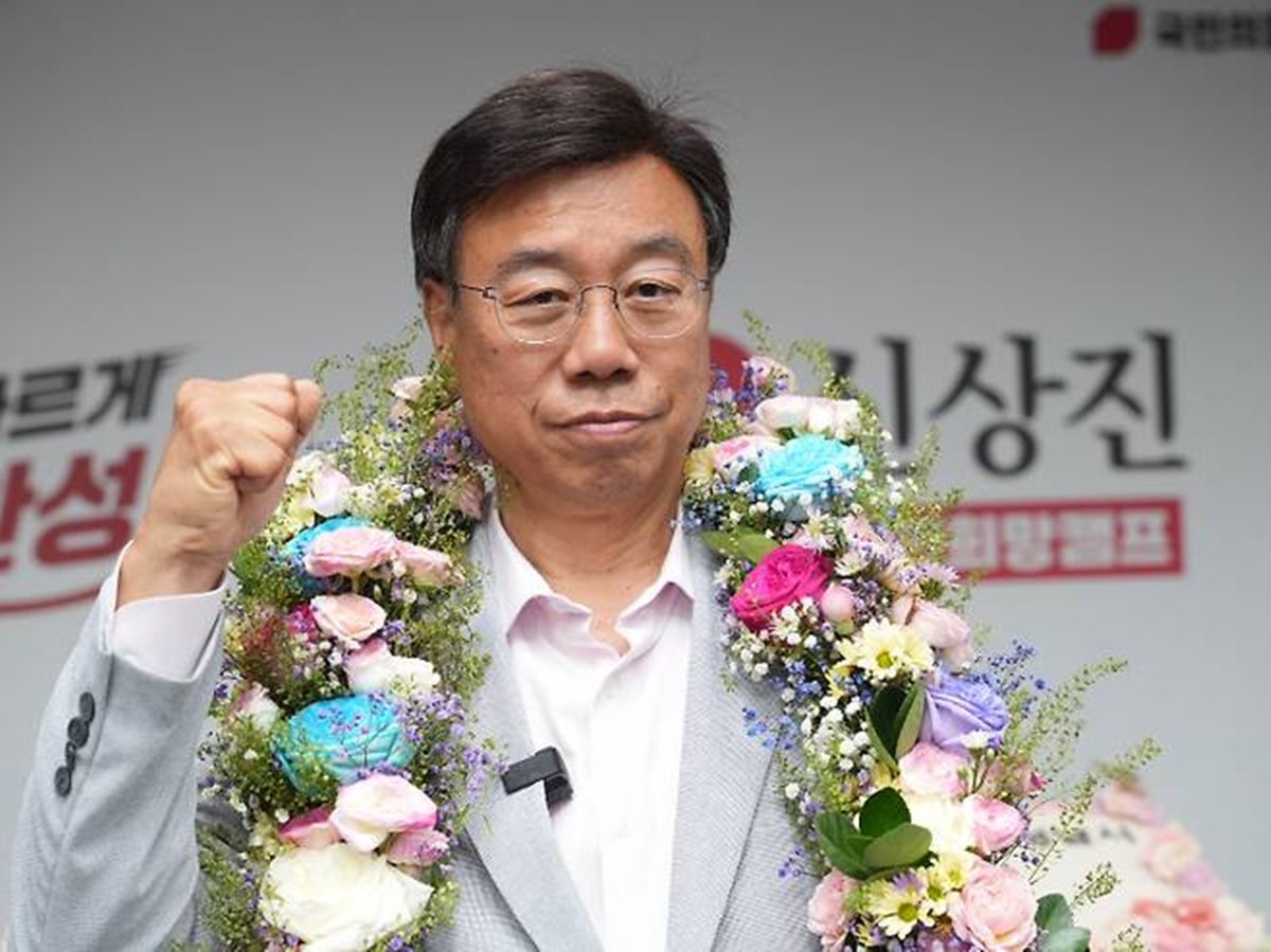 이재명 대통령의 정치적 고향에서 재선에 성공한 신상진 성남시장 당선인이 당선 확정 후 기념사진을 찍고 있다. / 신상진 캠프