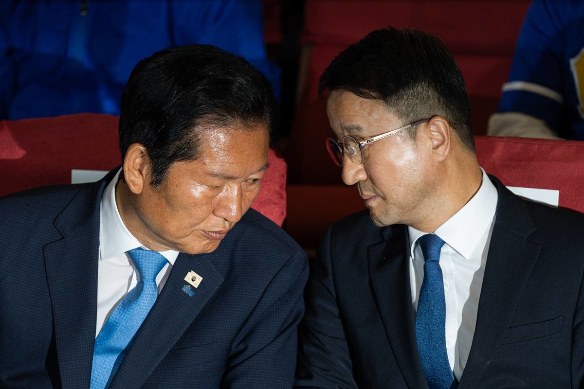 정청래 더불어민주당 대표와 한병도 원내대표가 전날 서울 여의도 국회 의원회관에 마련된 제9회 전국동시지방선거 및 국회의원 재보궐 선거 개표종합상황실에서 출구조사 결과를 기다리며 대화하고 있다 / 뉴스1