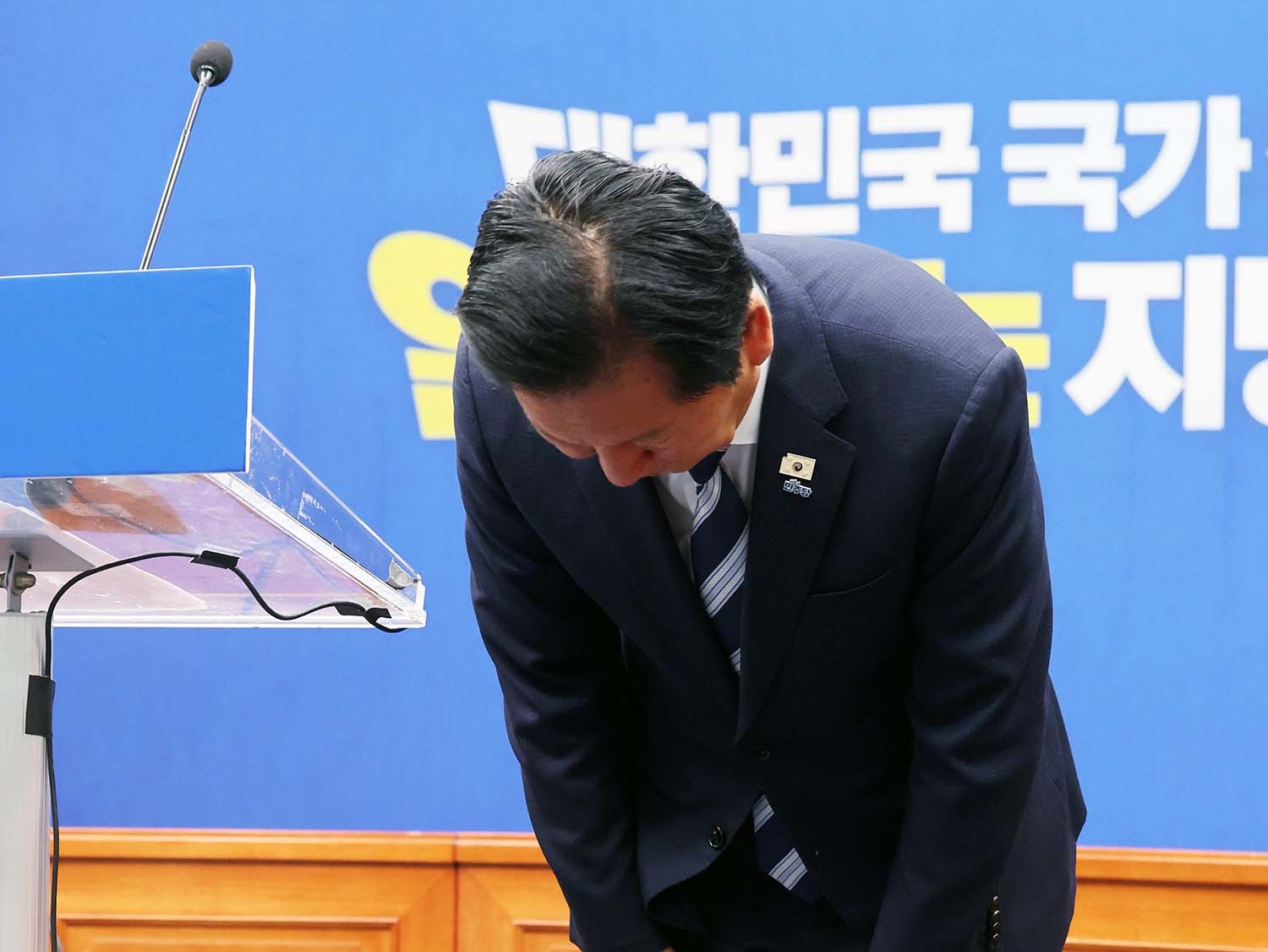 정청래 더불어민주당 대표가 4일 오전 서울 여의도 국회에서 열린 '6·3지방선거 결과' 관련 기자회견에서 인사를 하고 있다. / 뉴스1