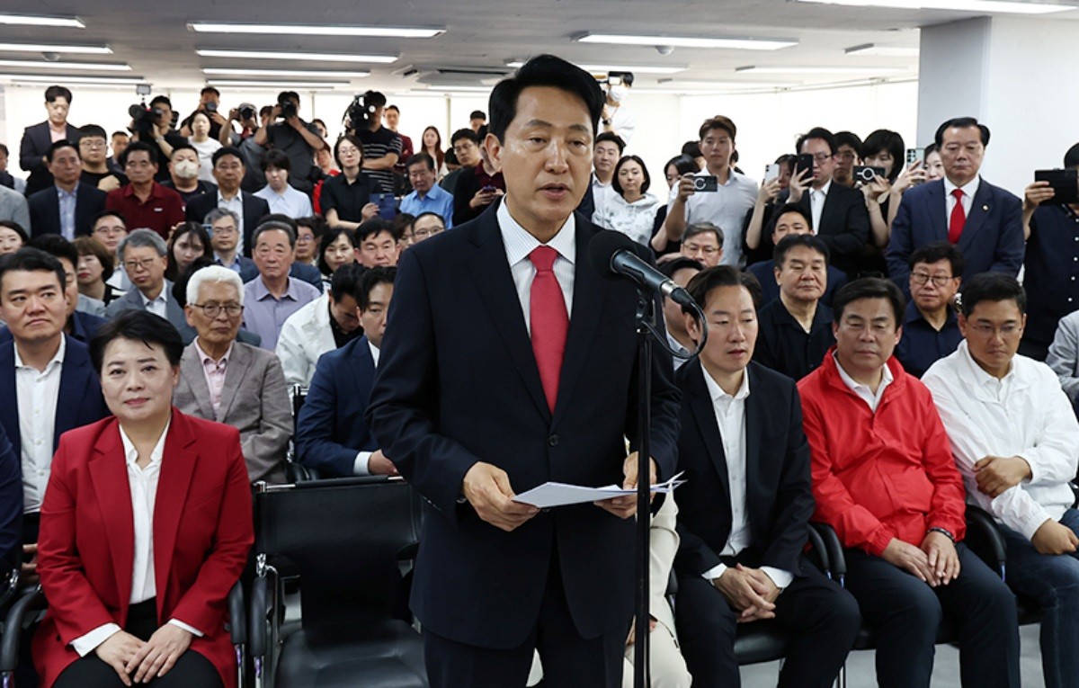 오세훈 국민의힘 서울시장 후보가 4일 서울 종로구에 마련된 본인의 선거사무소에서 당선이 유력해지자 입장을 밝히고 있다. / 뉴스1