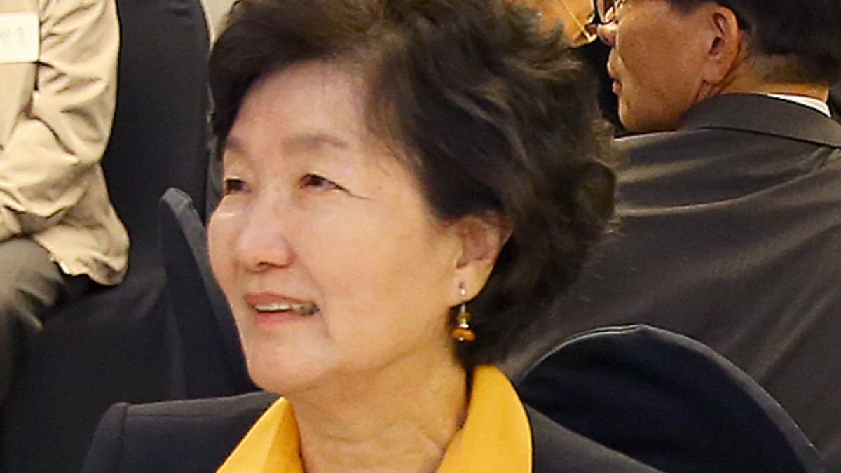 사단법인 한국아나운서클럽은 지난 3일 임국희 씨가 세상을 떠났다고 4일 밝혔다. 향년 88세.     1938년 출생인 고인은 1961년 KBS를 거쳐 1964년 MBC로 자리를 옮겼으며, 60~70년대 라디오 주역으로 청취자들의 사랑을 받았다. 사진은 임국희 씨가 2014년 10월 6일 오후 서울 세종로 세종문화회관에서 열린 DJ(디스크자키)탄생 50주년 기념 DJ의 날 행사에서 최동욱 한국방송디스키자키협회 회장을 비롯한 내빈들, 회원들과 함께 공연을 관람하고 있다. / 연합뉴스