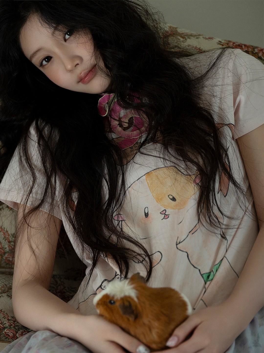 '원희 블러셔' 트렌드의 대표적인 예로 언급되는 ILLIT 원희의 메이크업 모습. / ILLIT 공식 SNS