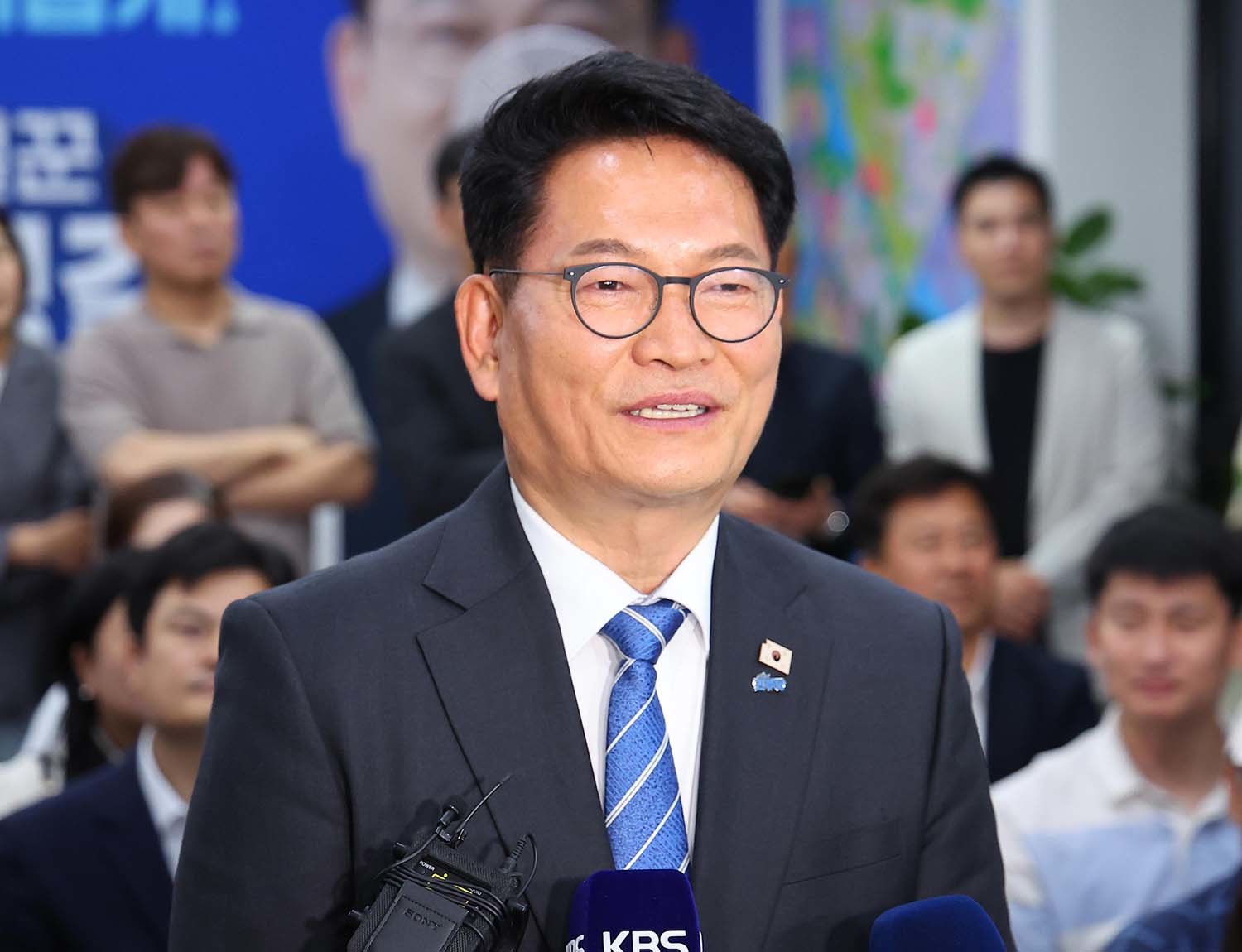 송영길 더불어민주당 인천 연수갑 국회의원 보궐선거 후보가 4일 인천 연수구 선거사무소에서 당선이 확실시 되자 소감을 밝히고 있다. / 뉴스1 (공동취재)