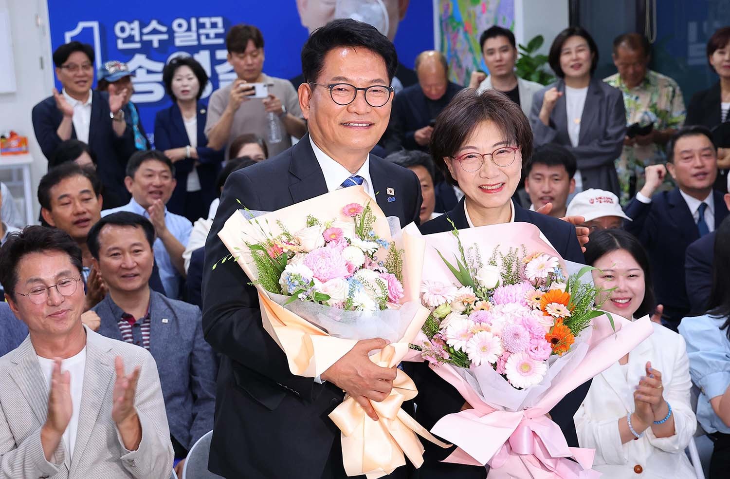 송영길 더불어민주당 인천 연수갑 국회의원 보궐선거 후보가 4일 인천 연수구 선거사무소에서 당선이 확실시 되자 부인 남영신 씨와 함께 축하받고 있다. / 뉴스1