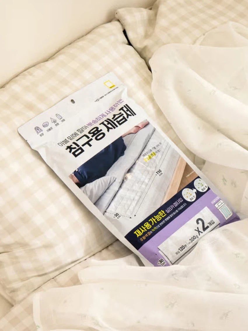 침대와 매트리스 아래에 넣어 사용하는 시트형 실리카겔 제습제. / 다이소 공식 홈페이지
