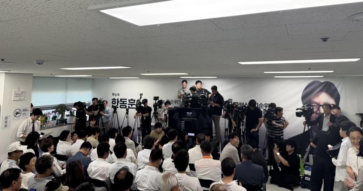 3일 오후 부산 북구갑 국회의원 보궐선거 개표를 앞두고 부산 한동훈 후보 선거캠프에 전국 주요 언론사 취재진이 몰려 개표 상황을 지켜보고 있다. 한 후보의 당선 여부가 향후 보수 진영 재편의 핵심 변수로 떠오르면서 수많은 카메라와 기자들의 시선이 캠프에 집중됐다. / 사진=이하 최학봉 기자 ©위키트리, 무단전재·재배포 금지