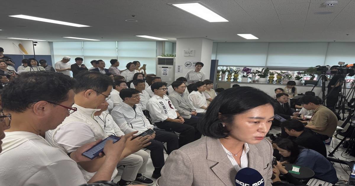6·3 부산 북구갑 국회의원 보궐선거 개표가 진행된 가운데 한동훈 후보 캠프가 긴장감에 휩싸였다. 한 후보와 캠프 관계자들은 방송사 개표방송 화면에서 눈을 떼지 못했고, 전국에서 몰려든 취재진은 실시간으로 개표 상황을 전하며 역사적인 승부의 순간을 기록했다.사진=최학봉 기자