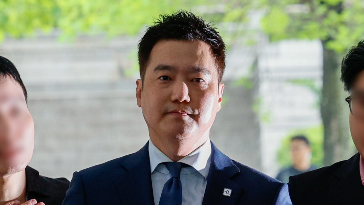 김세의 가로세로연구소(가세연) 대표가 지난달 26일 오전 서울 서초구 중앙지방법원에서 성폭력범죄의 처벌 등에 관한 특례법 위반(카메라 등 이용 촬영·반포 등) 및 명예훼손 등 혐의와 관련, 구속 전 피의자 심문(영장실질심사)에 출석하고 있는 모습. / 뉴스1