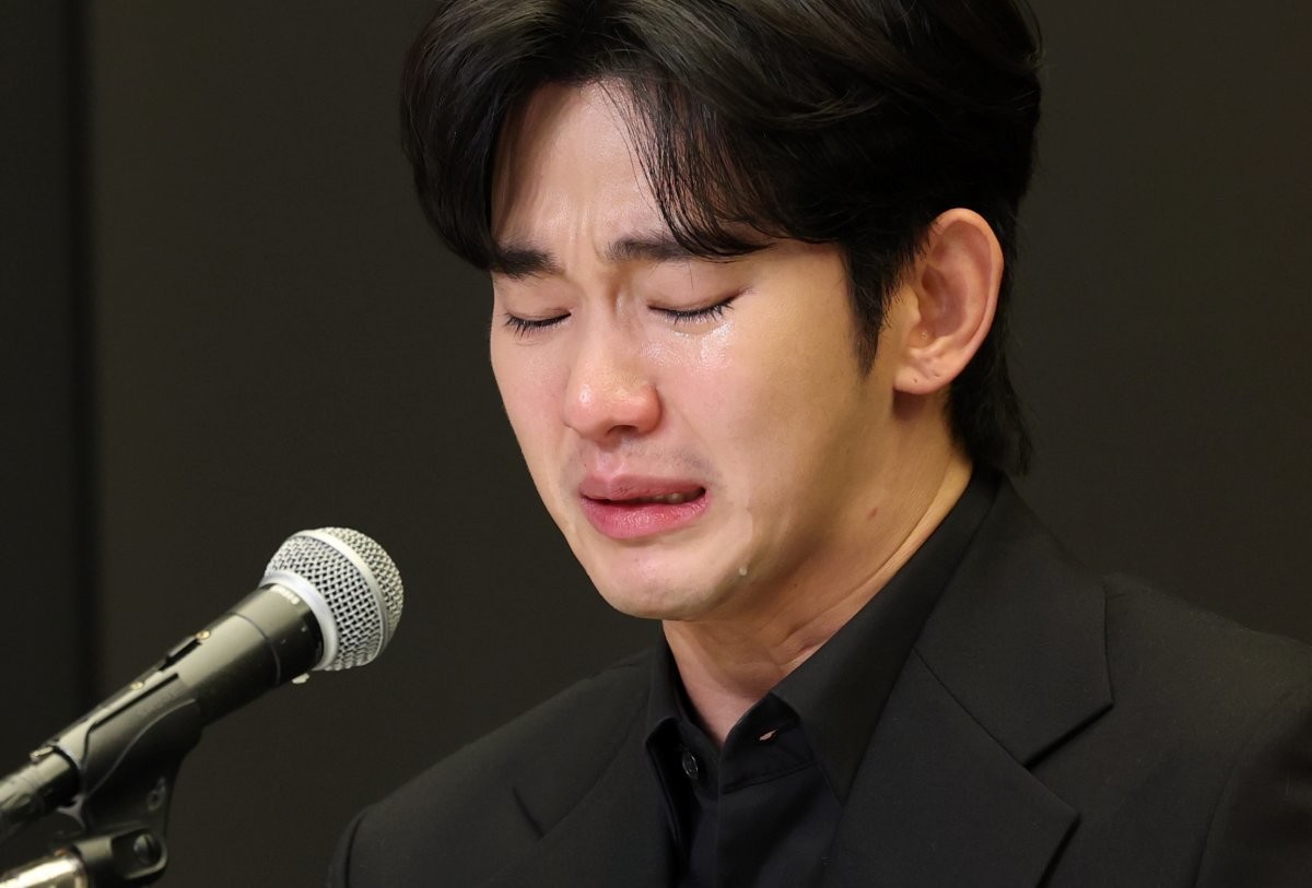 배우 김수현이 지난해 3월 31일 긴급 기자회견을 열고 고(故) 김새론이 미성년자일 때부터 교제했다는 의혹을 비롯한 각종 논란에 대해 입장을 밝혔던 모습. / 뉴스1
