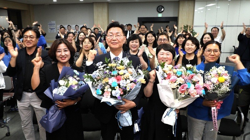 김제선 중구청장 당선인이 3일 선거사무소에서 지지자들과 함께 꽃다발을 들고 기념촬영을 하고 있다./사진=김제선 선거캠프