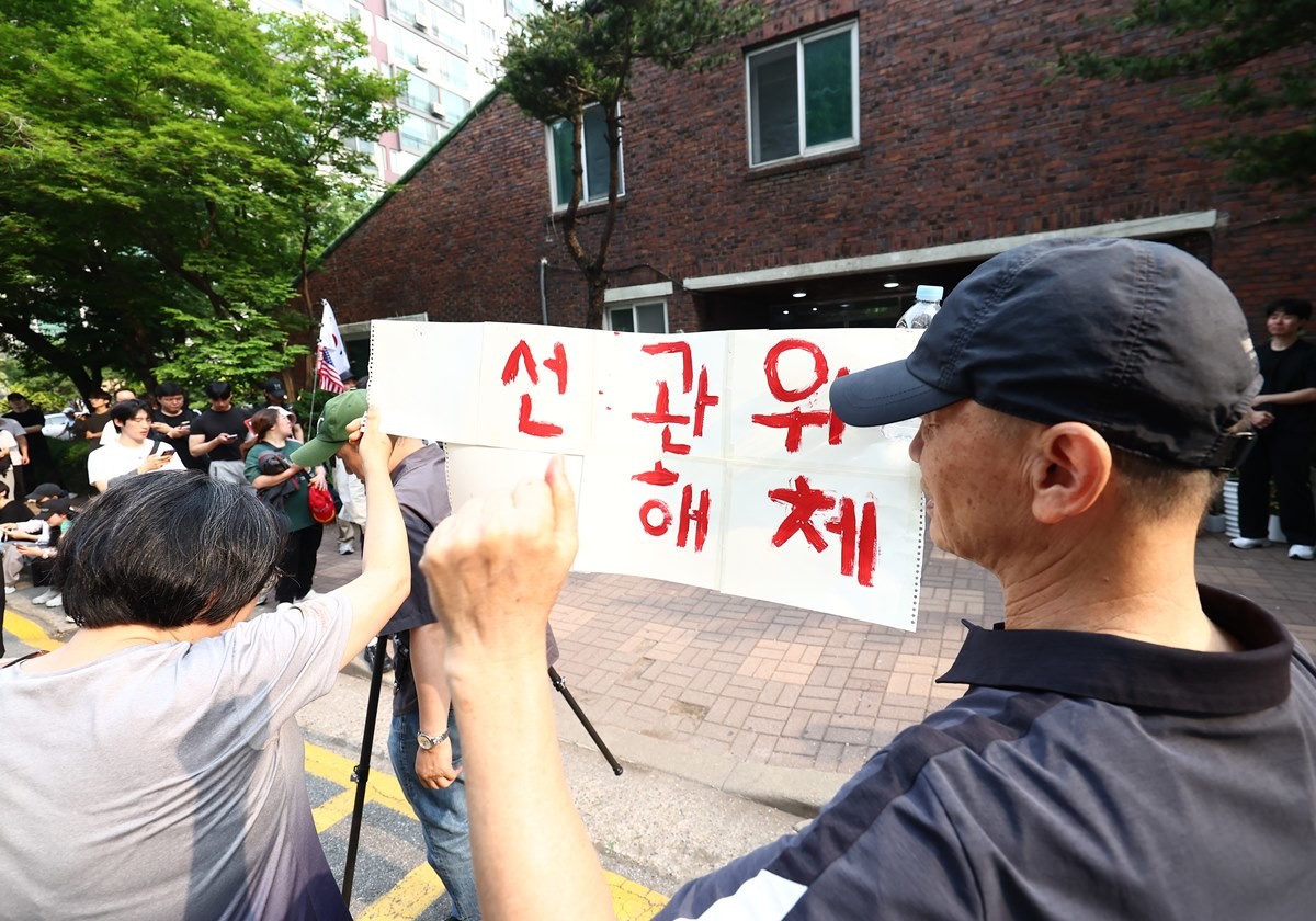 4일 오전 제9회 전국동시지방선거 및 국회의원 재·보궐선거 투표함 이송이 지연되고 있는 서울 송파구 잠실7동 제2투표소에서 시위대와 일부 주민들이 선거관리위원회 해체를 외치고 있다. / 뉴스1