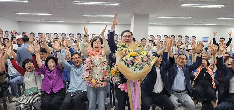 더불어민주당 강성휘 목포시장 후보가 시민들의 압도적인 지지 속에 민선 9기 목포시장에 당선되며 새로운 목포 시대의 출발을 알렸다. 당선이 확정되자 지지자들과 환호를 하고 있다./더불어민주당 강성휘 목포시장 후보