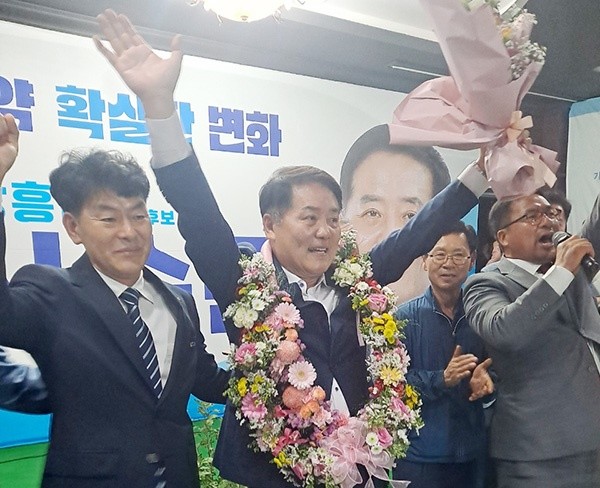 조국혁신당 사문순 장흥군수 후보가 당선이 확정되자 지지자들과 함께 환호하고 있다./조국혁신당 사문순 장흥군수 후보