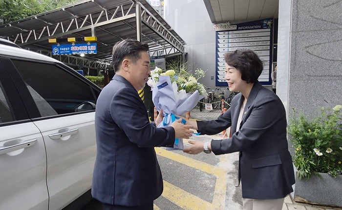 김병내 구청장은 4일 오전 8시 40분께 구청으로 출근해 직원들로부터 축하 인사를 받은 뒤 공식 업무에 돌입했다./광주시 남구