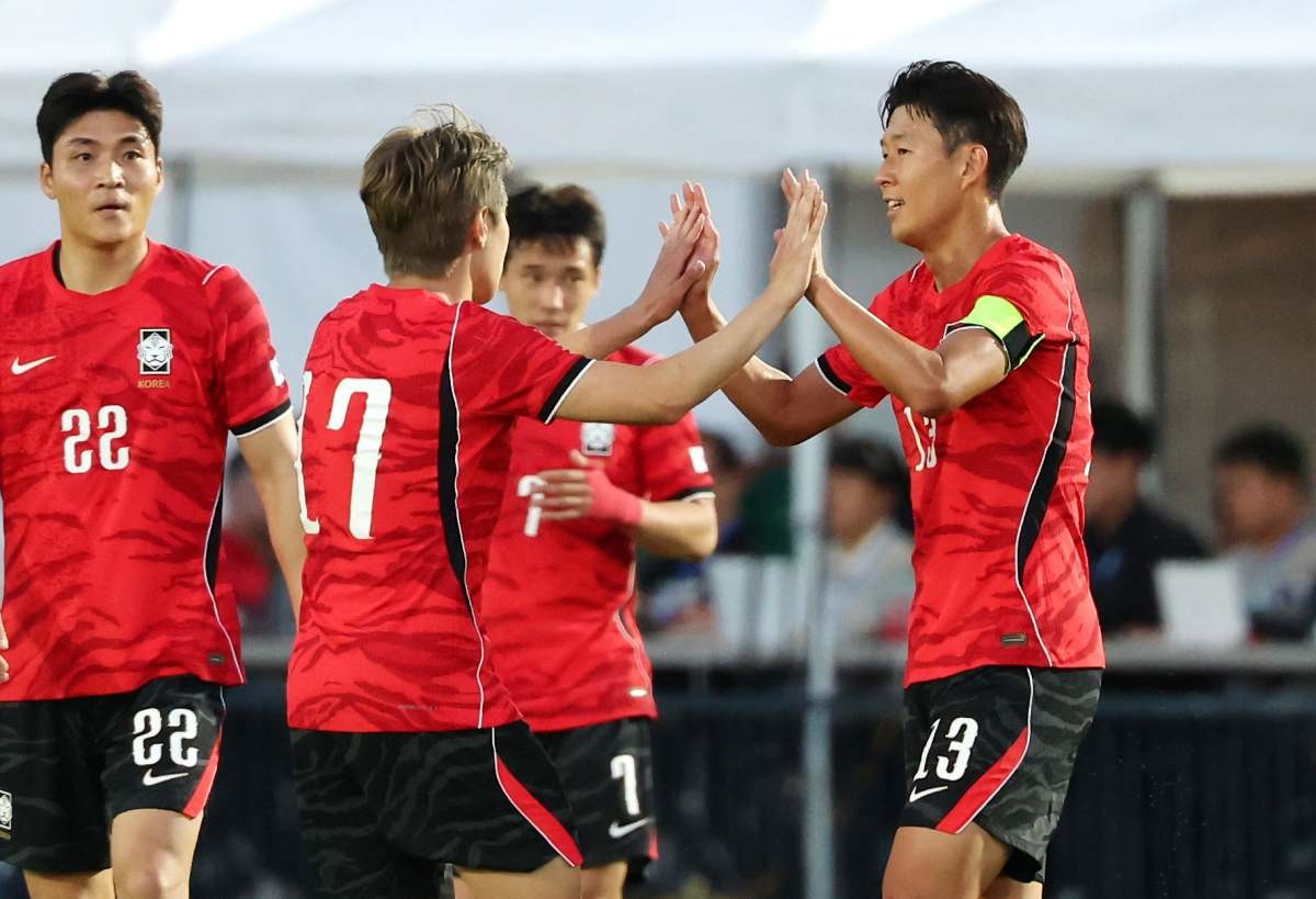 대한민국 축구대표팀 손흥민과 이강인이 3일(현지시간) 미국 유타주 솔트레이크시티 브리검 영 대학교 BYU 사우스필드 경기장에서 2026 국제축구연맹(FIFA) 북중미 월드컵을 앞두고 열린 대한민국과 엘살바도르의 평가전을 마치고 하이파이브를 나누고 있다. 이날 경기는 대한민국이 엘살바도르를 상대로 1-0으로 승리했다. / 뉴스1