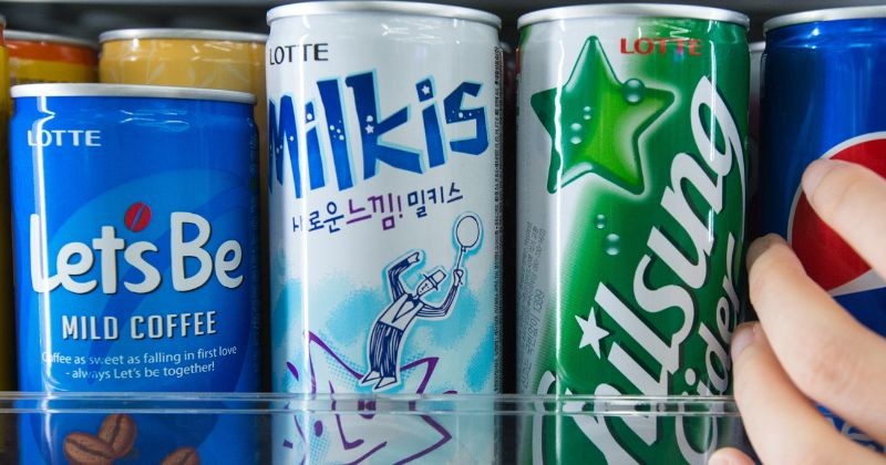 편의점 음료 판매대에서 소비자들이 음료를 구입하고 있다 / 뉴스 1