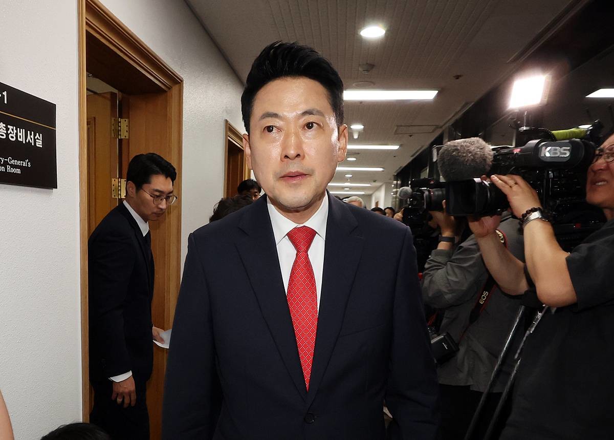 장동혁 국민의힘 대표가 4일 투표용지 부족 사태와 관련해 경기 과천 중앙선거관리위원회에서 노태악 위원장과 면담을 마친 뒤 이동하고 있다 / 뉴스1