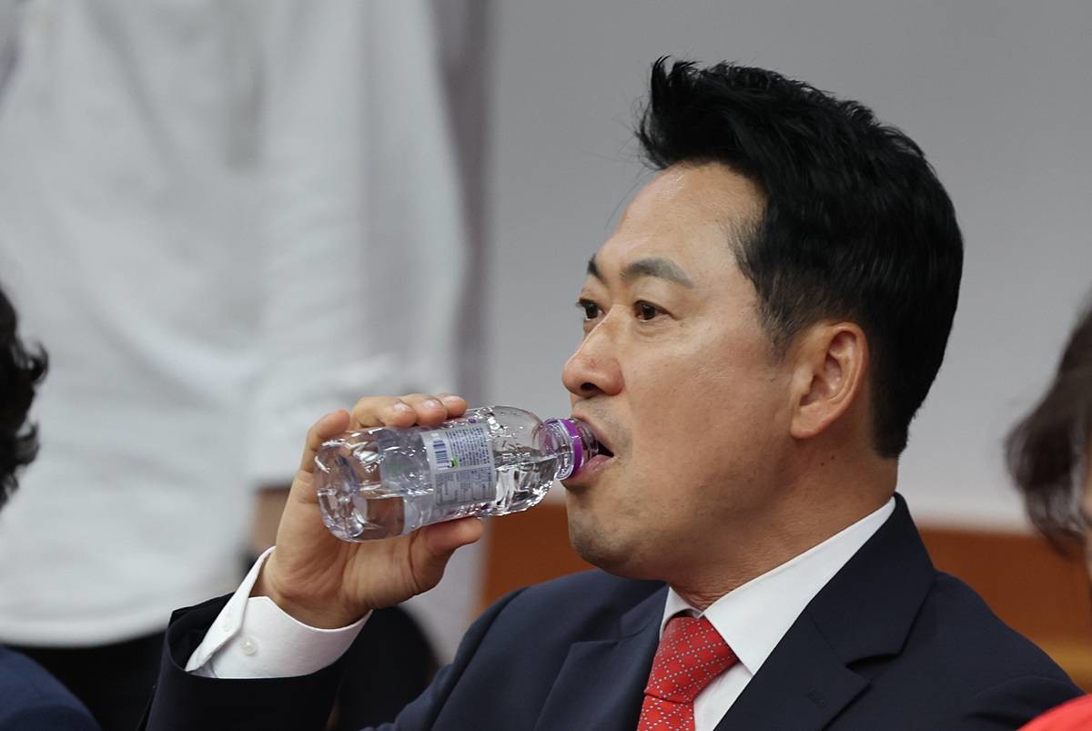 장동혁 국민의힘 대표가 6·3 지방선거 본투표가 실시된 전날 서울 송파구 등 일부 투표소에서 벌어진 투표용지 부족 사태와 관련해 경기 과천 중앙선거관리위원회를 방문해 목을 축이고 있다 / 뉴스1